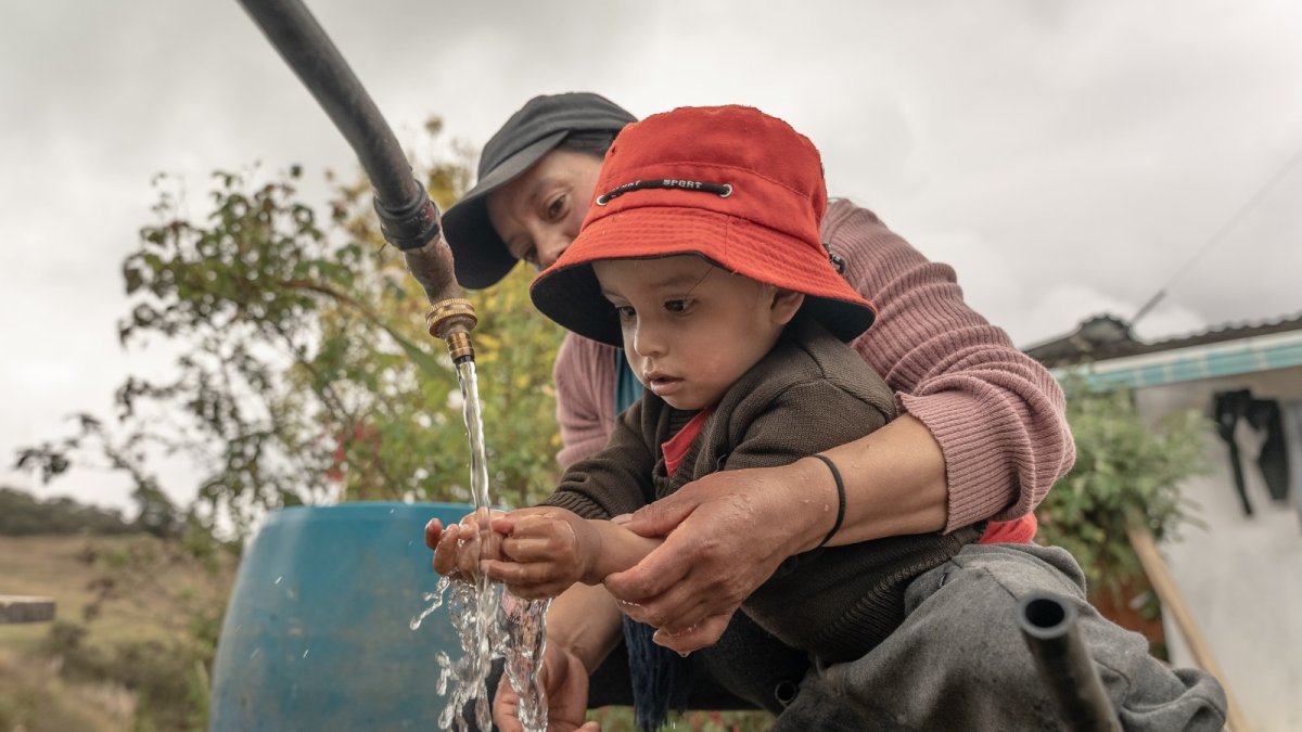 Situación. El agua es llevada en tubería PVC para ser distribuida a la población