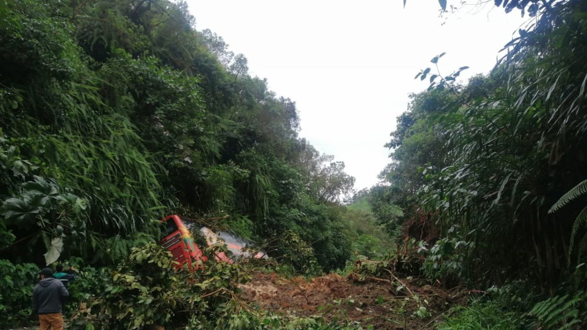 Un bus interprovincial quedó atrapado por un derrumbe, cuando viajaba por la vía Calacalí- La Independencia.