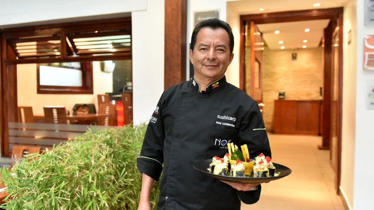 Restaurante.- El chef Noé Carmona muestra un plato de la comida japonesa y fusión que ofrece en Noe.