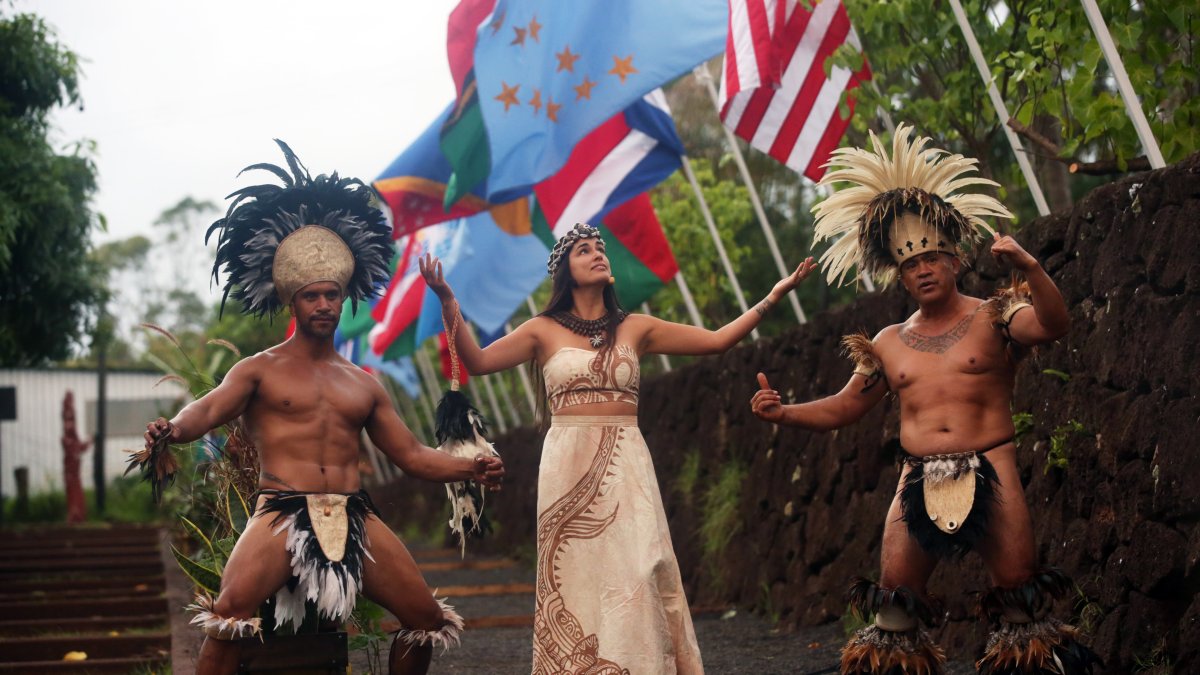 Habitantes de la Isla participan de un ritual durante la 'Cumbre de Líderes del Pacífico 2024