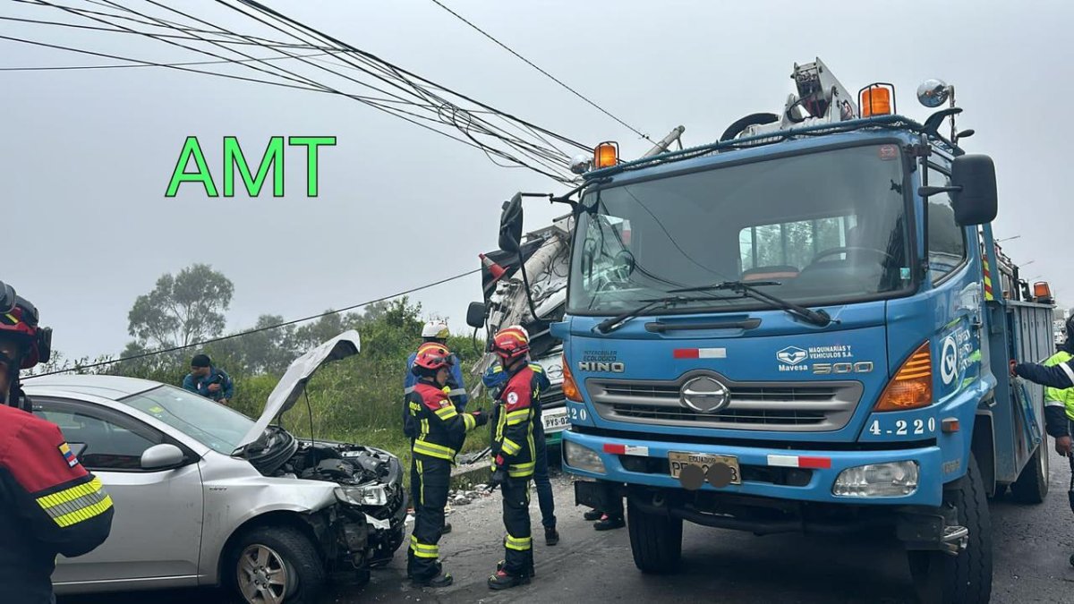 El camión se impactó contra un poste, luego del siniestro con un auto en la av. Simón Bolívar.