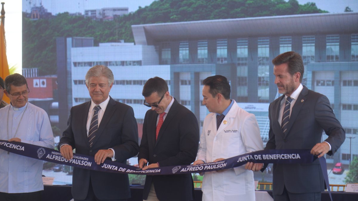 El presidente de la República, Daniel Noboa, corta una cinta durante la reinauguración del hospital Paulson en Guayaquil.