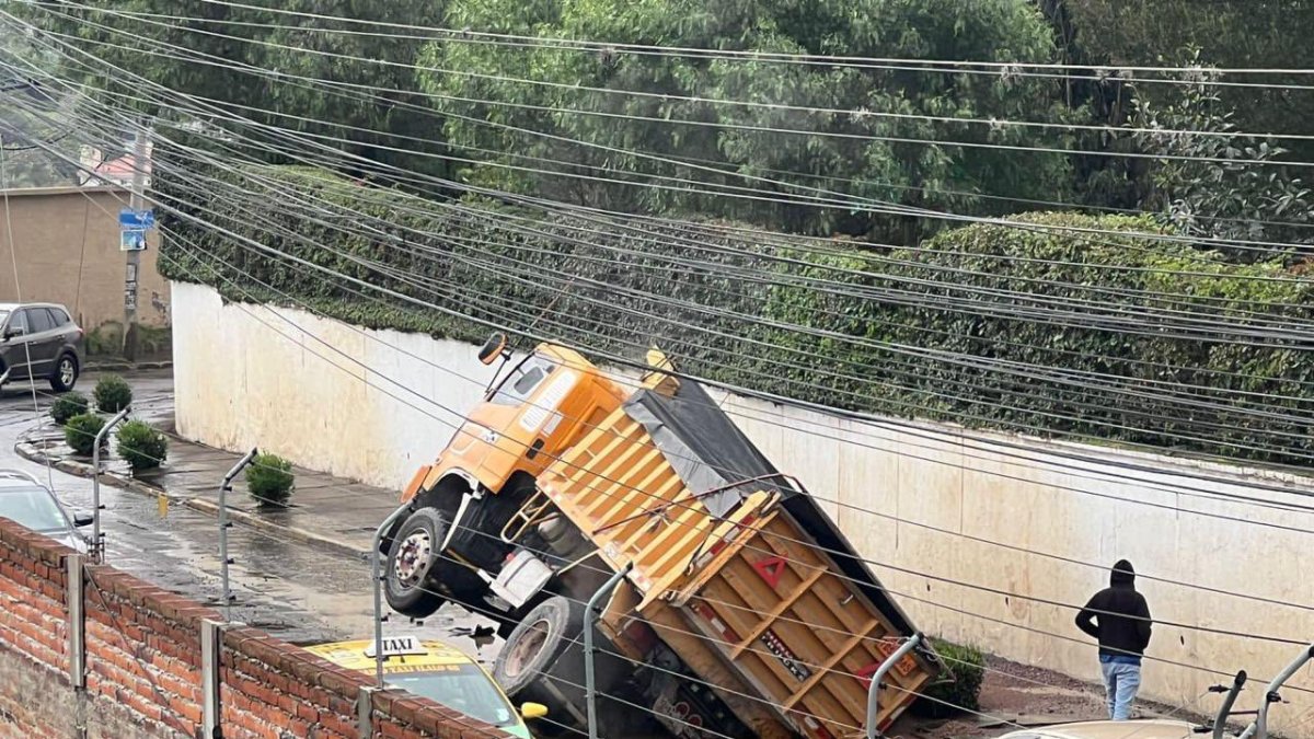 Las llantas traseras de la volqueta cayeron a un hueco que se formó en la vía de Cumbayá