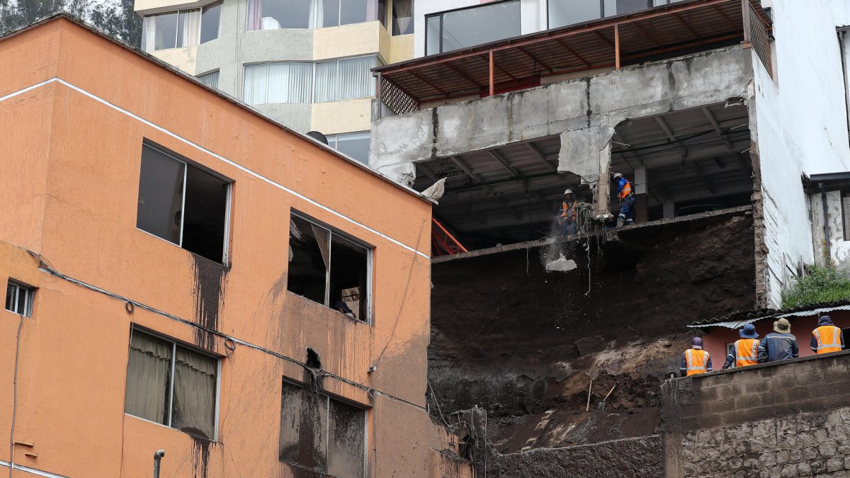 Fotografía de archivo de las labores de limpieza tras el aluvión ocurrido el martes, que dejó un fallecido, en el barrio La Gasca, en Quito (Ecuador).