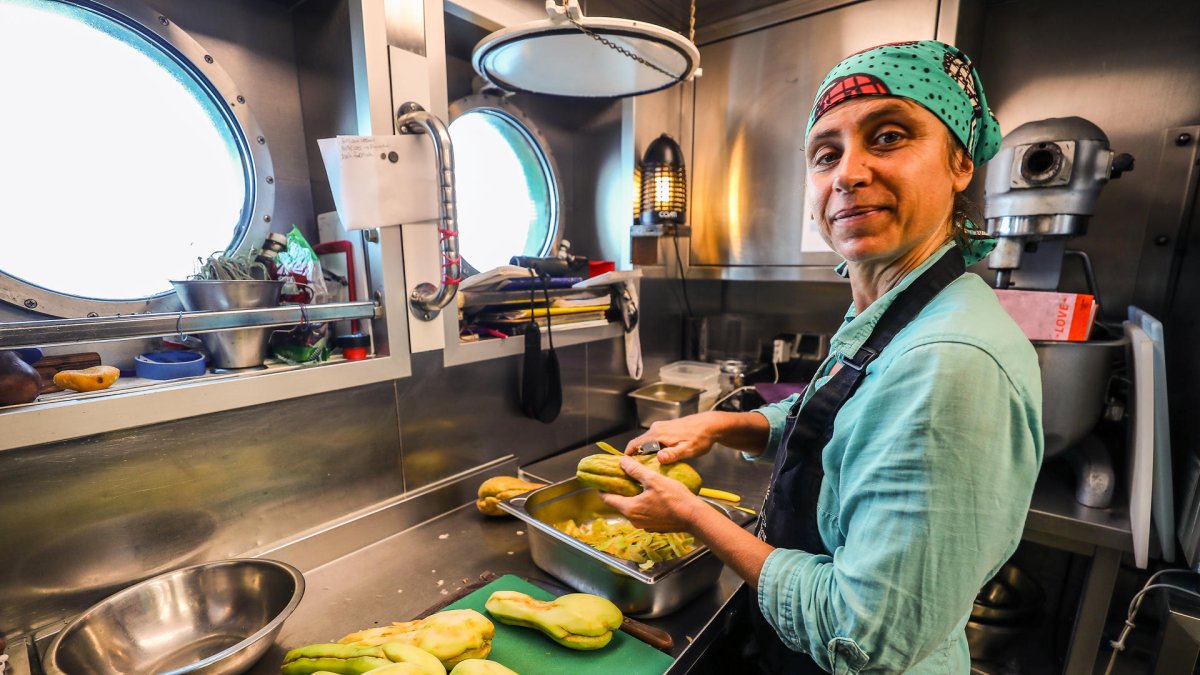 La periodista Laurence Nicoud, prepara alimentos el 7 de marzo de 2024 en las islas Galápagos (Ecuador).