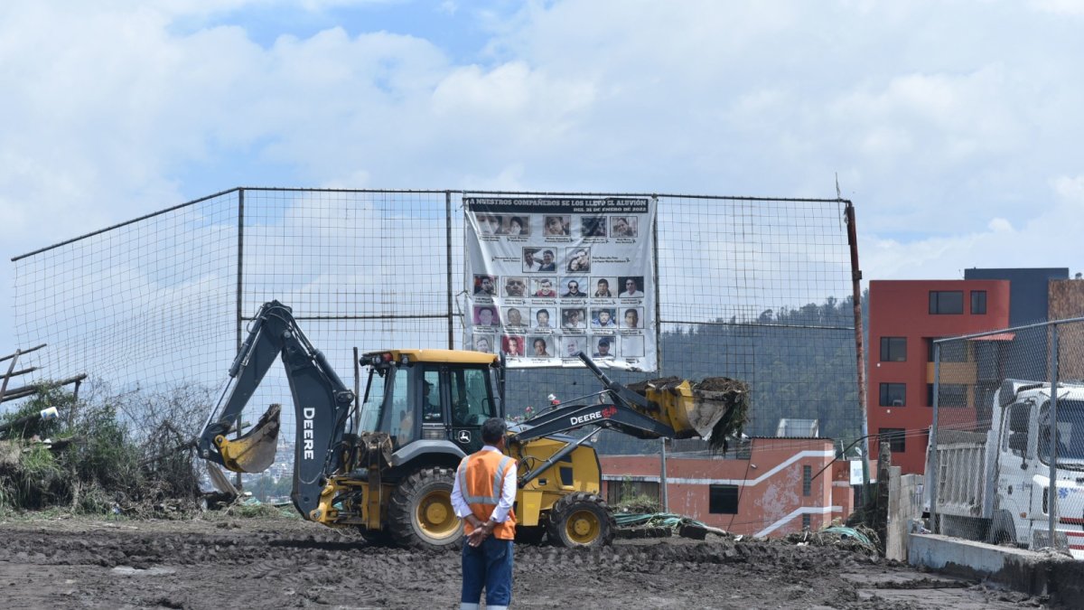 En la cancha de ecuavóley de La Comuna se acumuló una gran cantidad de lodo. Dos días después del aluvión, los trabajadores continuaban con el retiro del material.