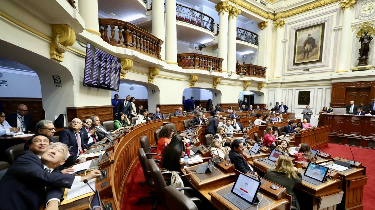 El Congreso de Perú, reunidos durante una sesión de trabajo en Lima.