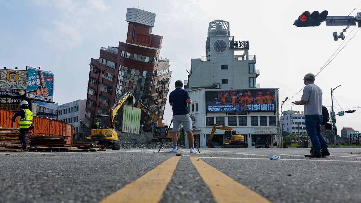 La gente se reúne cerca de un edificio residencial derrumbado tras el terremoto de magnitud 7,4 del 3 de abril en Hualien, Taiwán, 4 de abril de 2024.