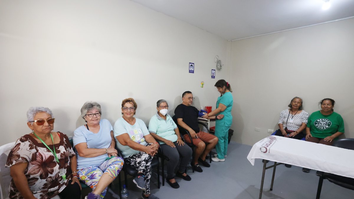 Atención. Un grupo de adultos mayores reciben atención médica especializada en un centro de salud.