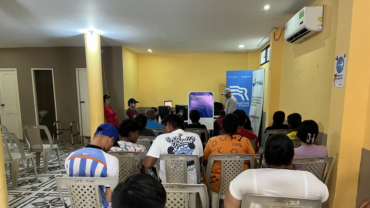 Los ciudadanos quedan a la espera de que les entreguen sus documentos de identidad.