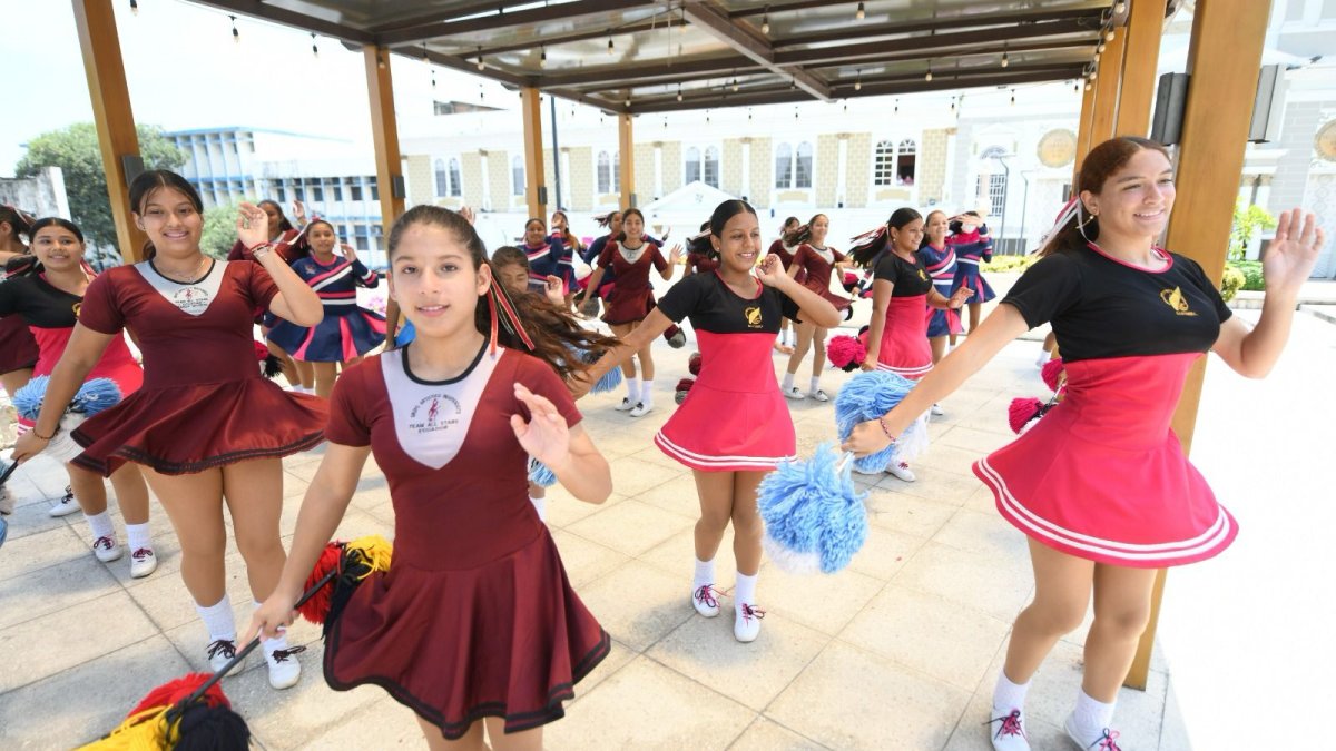 Jovenes se preparan para el evento que tendrá lugar en el teatro Jose de La Cuadra.