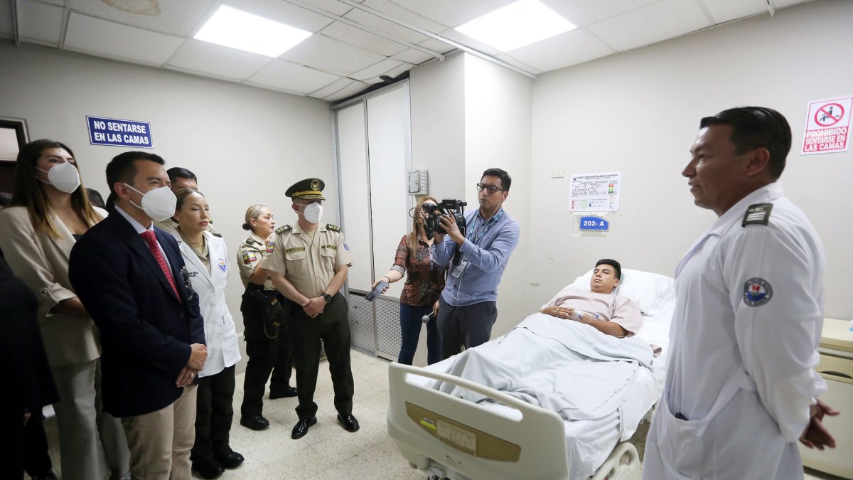 Daniel Noboa en una visita a policías que atendieron un robo de un camión cacaotero.