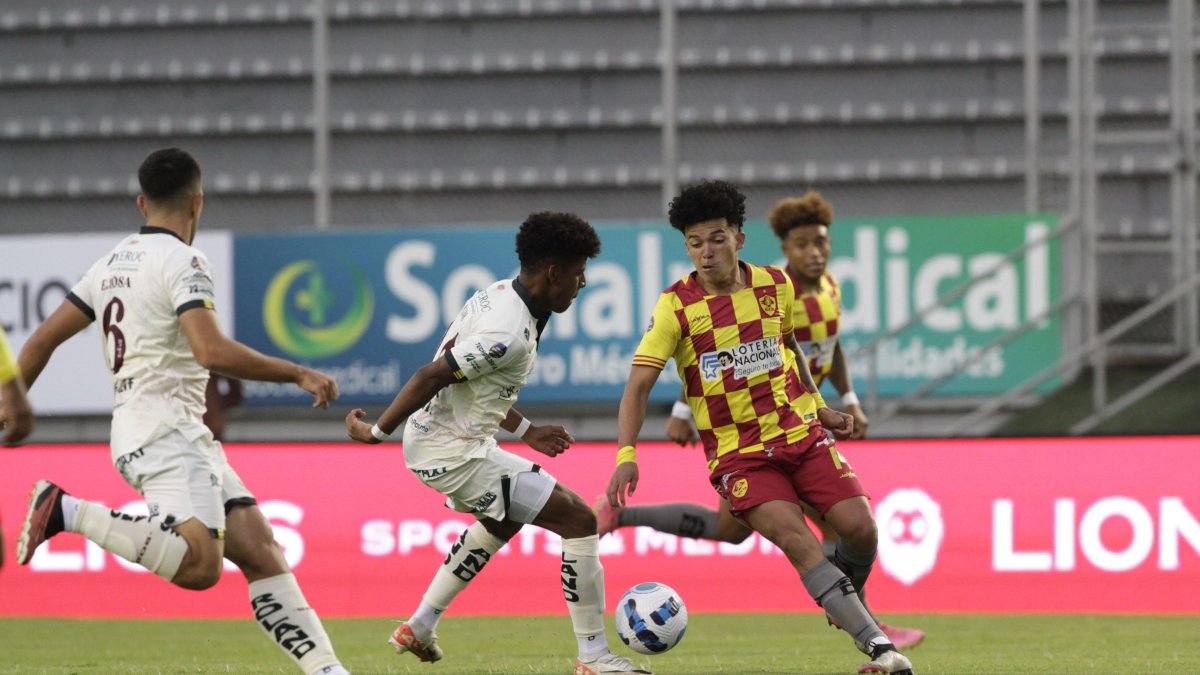 Ronald Briones (d) se ha convertido en titular fijo en Aucas para el técnico Gerardo Espinoza. Lleva dos asistencias y un gol en LigaPro.