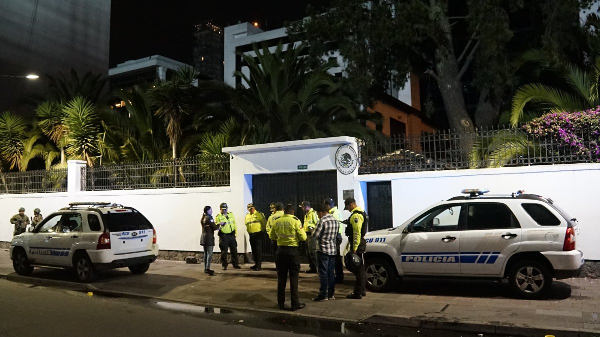 Los exteriores de la Embajada de México en Quito se mantienen con un fuerte contingente policial desde la noche del 4 de abril