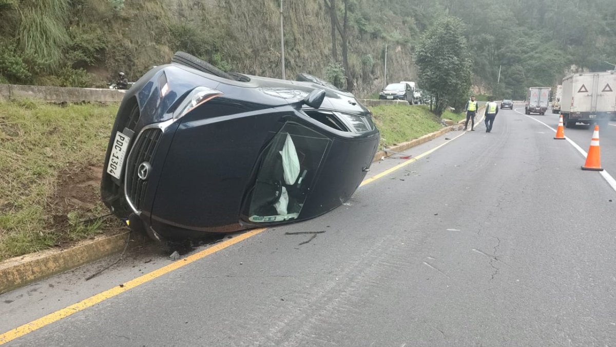 El vehículo quedó volcado sobre una parte de la vía