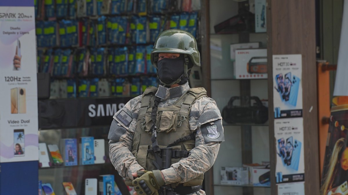 El fin del estado de excepción y toque de queda pone hora y fecha a la salida de los militares de las calles del país.