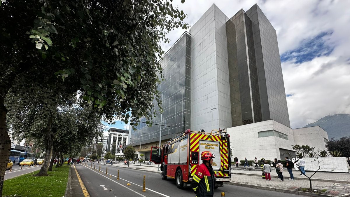 Un equipo de los Bomberos bloqueó el paso en los accesos al Complejo Judicial Norte, en Quito.