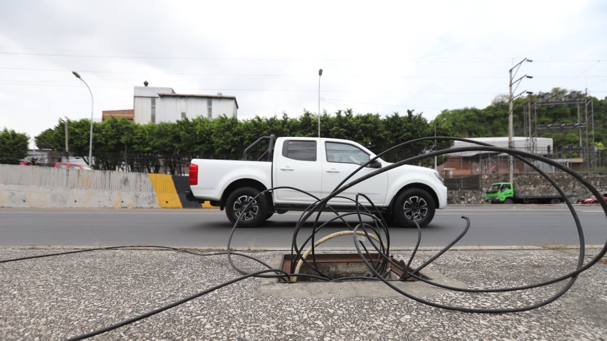 Imágenes como estas son comunes en la avenida Carlos Julio Arosemena, donde hay cajetines sin tapas y cables esparcidos sobre la acera.