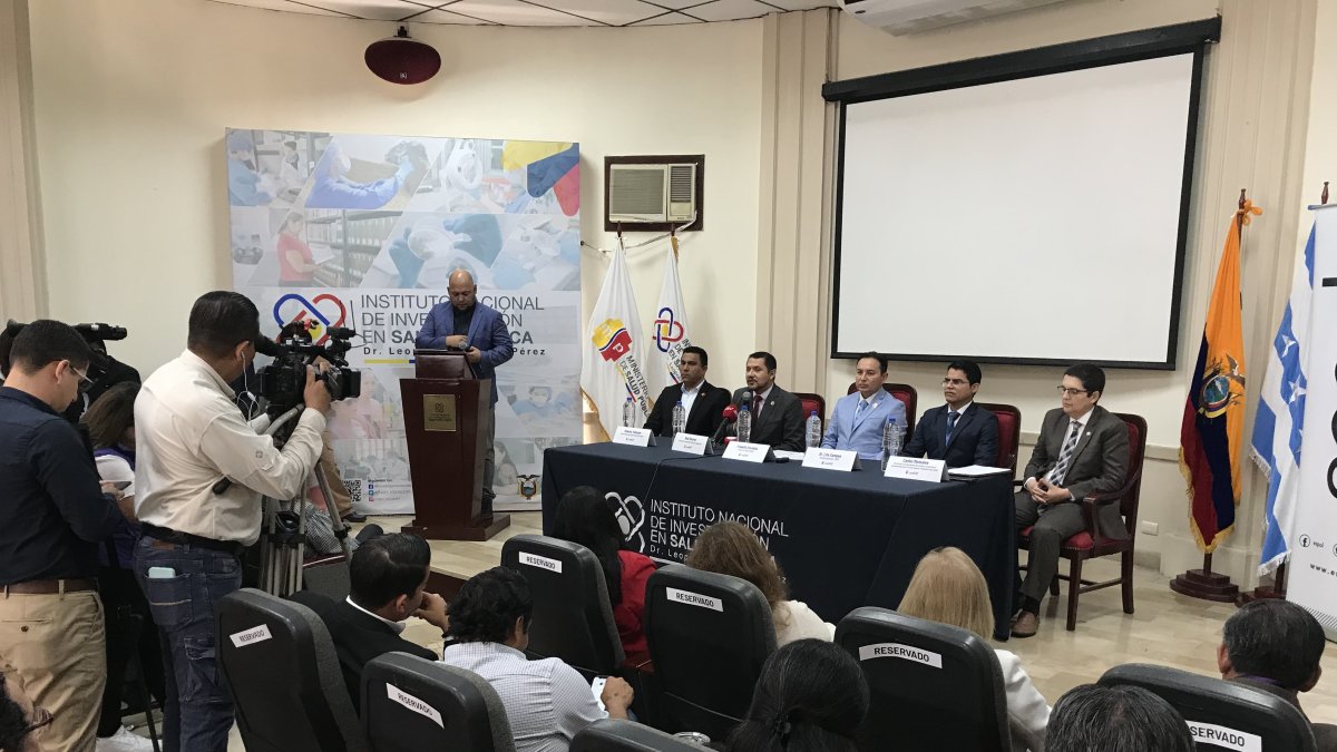 Autoridades públicas y de universidades se reunieron para tratar la contaminación en alimentos.