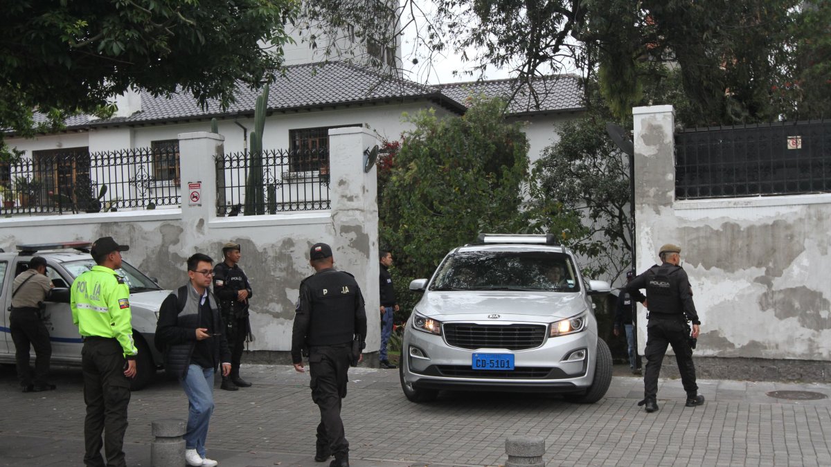 Varios vehículos ingresan y salen de la Embajada mexicana en Quito