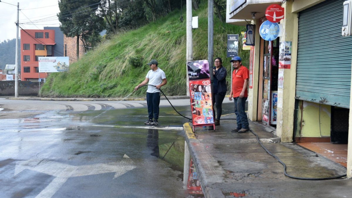 Los vecinos se han organizado para realizar la limpieza de la zona