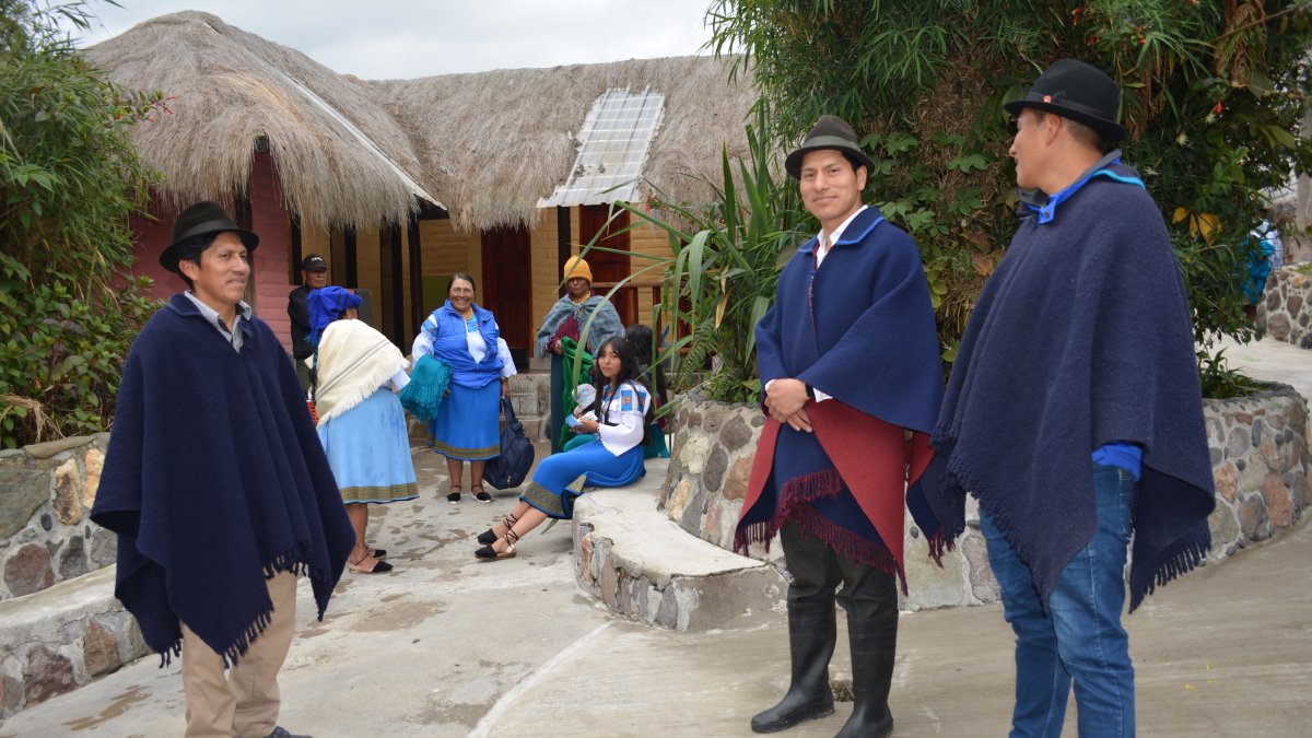 Vestimenta. Los hombres usan poncho, y las mujeres, faldas coloridas.