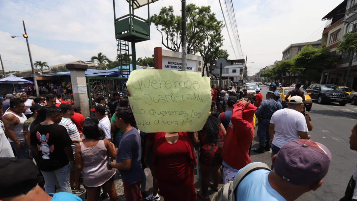 Los comerciantes realizaron una protesta, la mañana de este viernes 5 de abril.