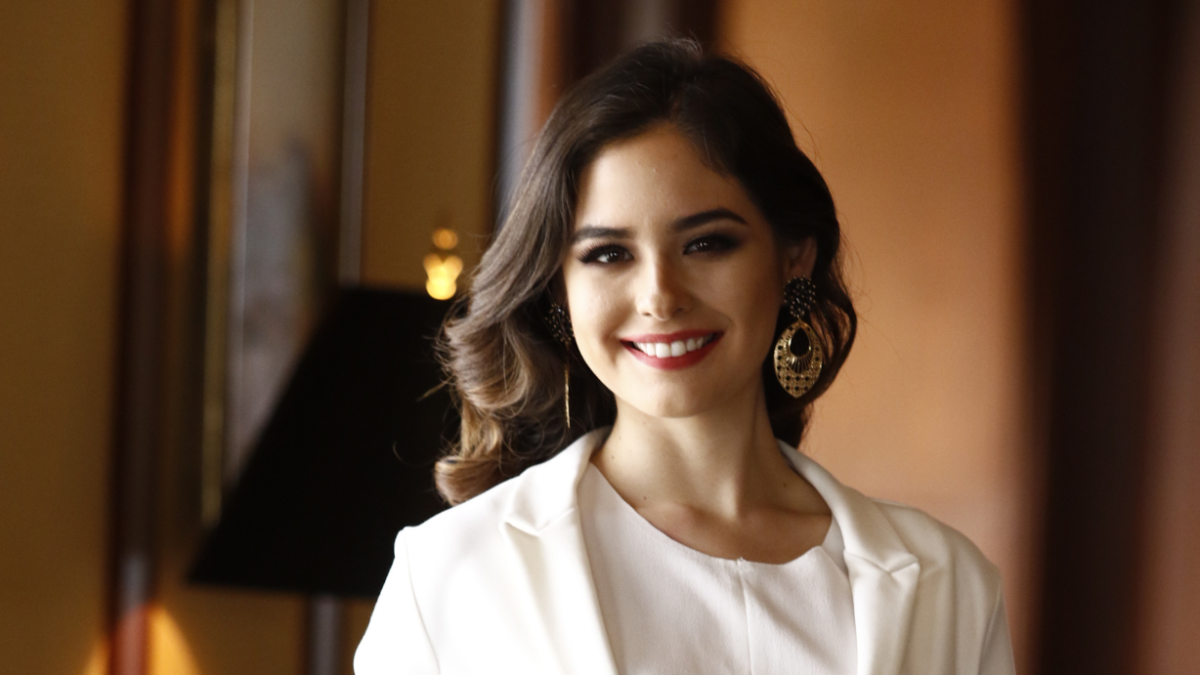 Ariana Burgos, la exviceministra de Guillermo Lasso se pone la camiseta de Daniel Noboa.