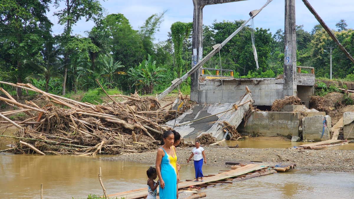Solución. Los habitantes de la zona improvisan un puente de madera para cruzar de un lado a otro, pero cuando el río crece quedan incomunicados.