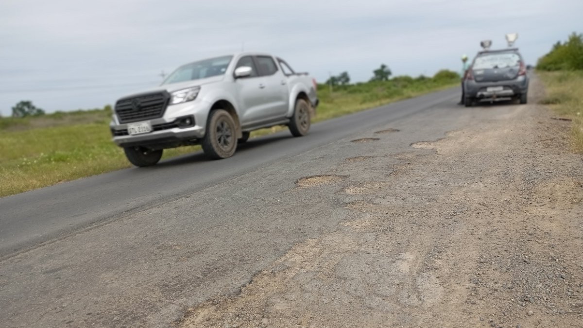 Deterioro. Esta es la escena que se ve en la ruta que conecta a General Villamil Playas con el resort turístico Karibao. Los huecos son múltiples.
