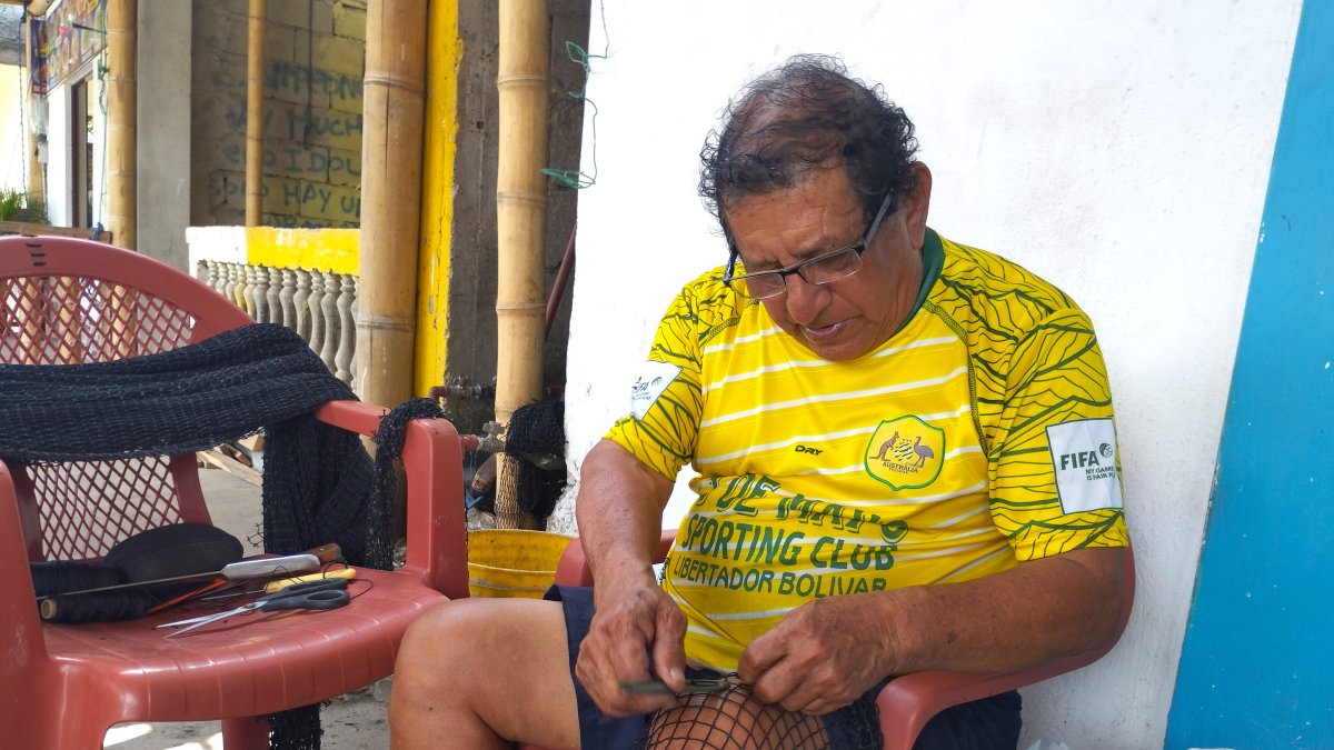 Escena. Con agujeta en mano, los habitantes crean las redes.