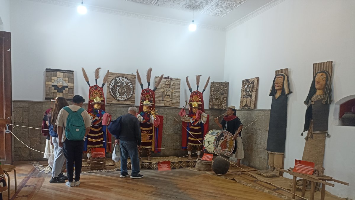 Escena. Las figuras muestran el trabajo de las mujeres con la artesanía.