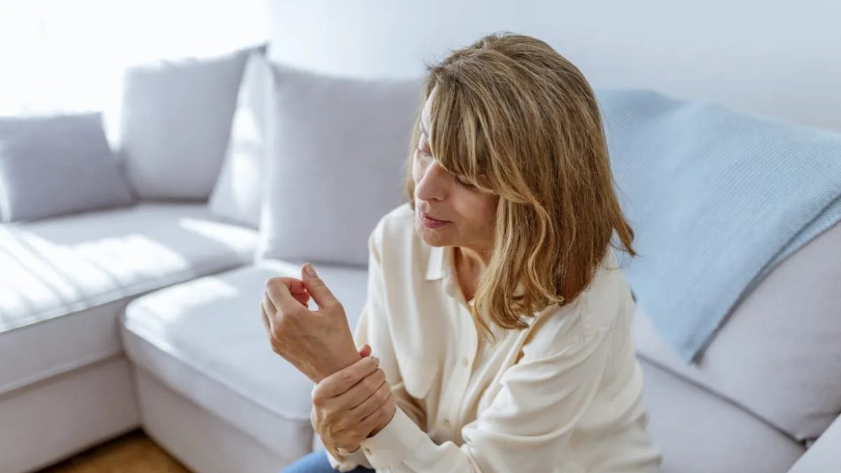 El doctor apunta a los antecedentes de fractura y al empleo de glucocorticoides como factores de riesgo de fractura.