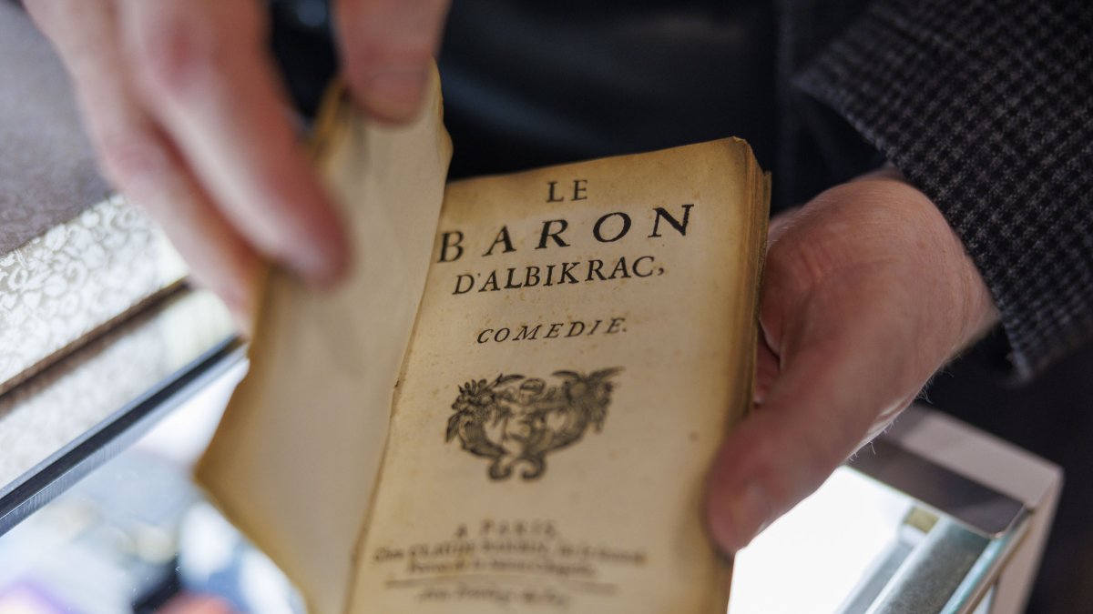 Una edición de 'El barón de Albikrac’ de Thomas Corneille, cuya portada está encuadernada con piel humana