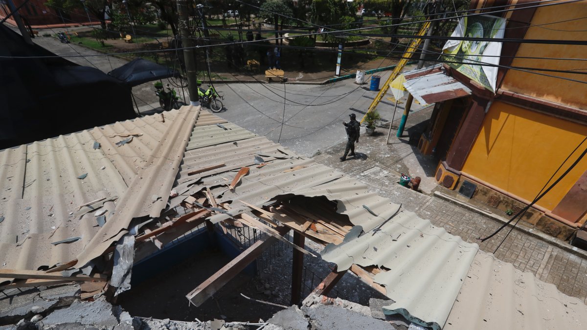 Soldados prestan seguridad en la estación de policía que fue atacada con explosivos y ráfagas de fusil en la madrugada, en el corregimiento de Robles del municipio de Jamundí, (Colombia).