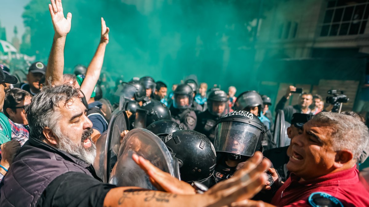 Manifestantes y policías discuten durante una jornada de protesta convocada por la Asociación de Trabajadores del Estado, este viernes en Buenos Aires (Argentina).