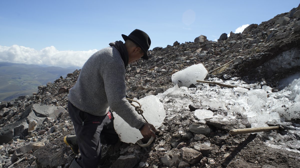 Un hombre mientras recoge un fragmento de glaciar del volcán Chimborazo, la montaña más alta de Ecuador.