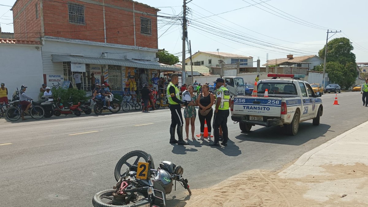Suceso. El chofer del taxi que chocó con la moto se dio a la fuga.