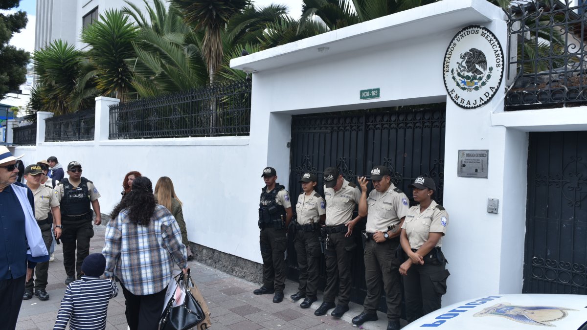 Miembros de la Policía vigilan permanentemente los accesos a la Embajada de México en Quito.