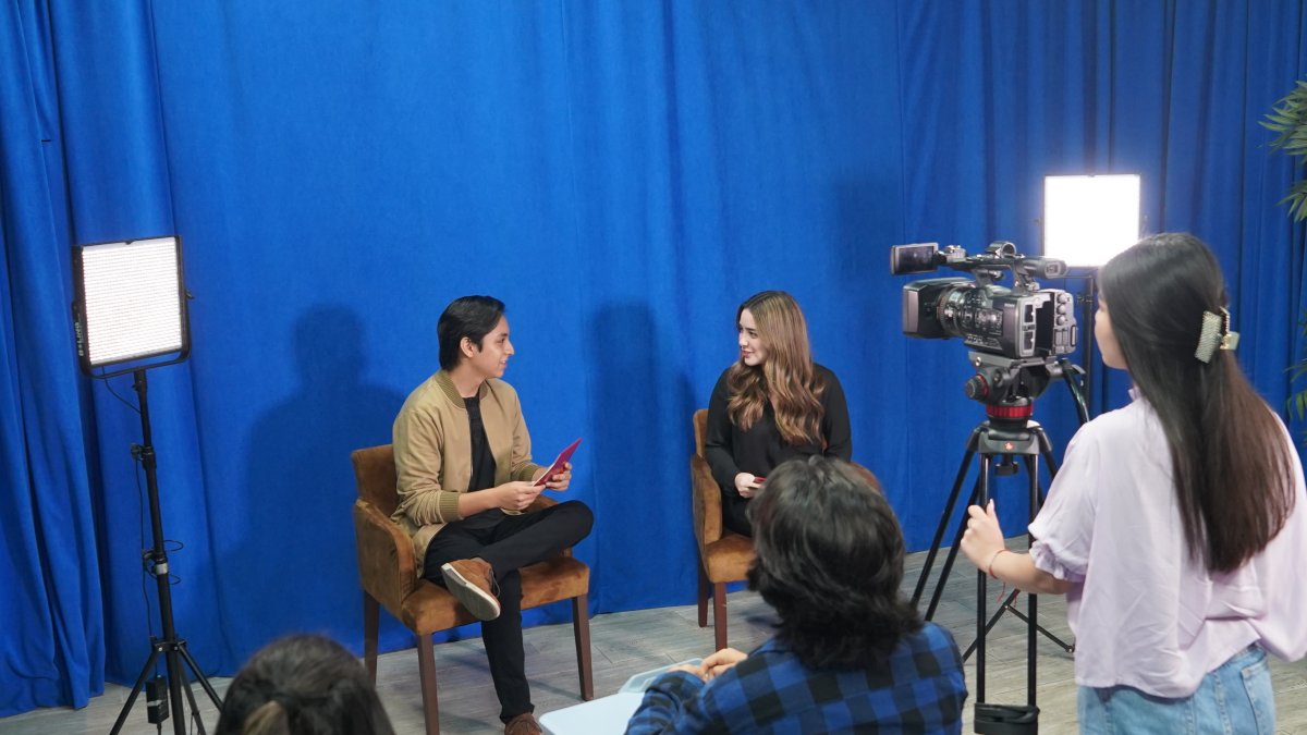Simulación. Los estudiantes practican el trabajo profesional de un medio de comunicación en laboratorios.