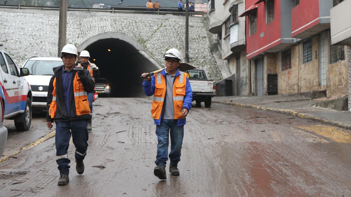 Los residentes de La Gasca y trabajadores municipales aún realizan la limpieza del fango que dejó el aluvión.