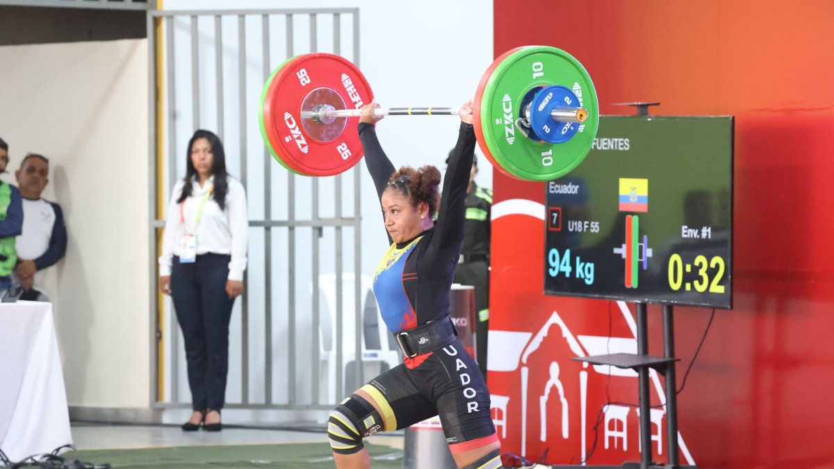 Brithany Moncayo durante su participación en la categoría de 55 kilos de la competencia de levantamiento de pesas.