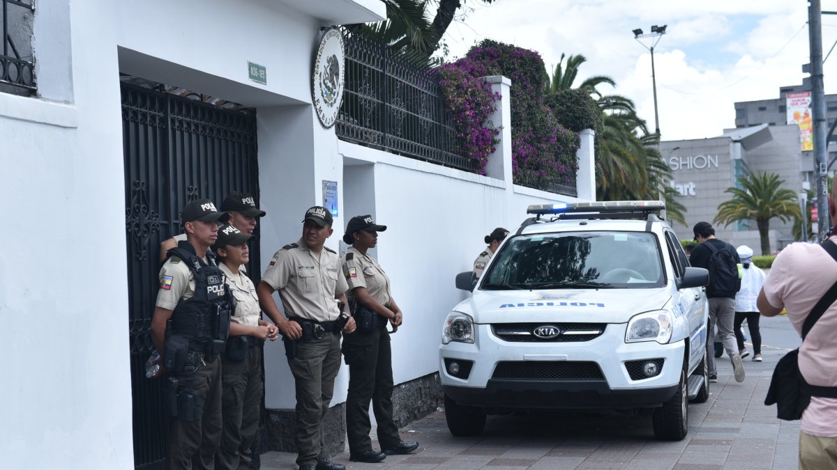 El Gobierno de Daniel Noboa dispuso aumentar la vigilancia en el perímetro de la Embajada de México en Quito, Ecuador.