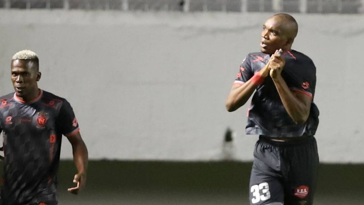 El delantero Antony Chére (d) ha convencido al técnico Ever Hugo Almeida y se ha consolidado como titular en El Nacional.