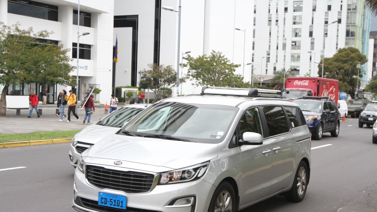 Diplomacia. Un vehículo con placa diplomática en los alrededores de la Embajada de México, en Quito.