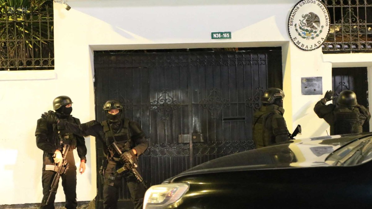 Policías en los exteriores de la Embajada de México