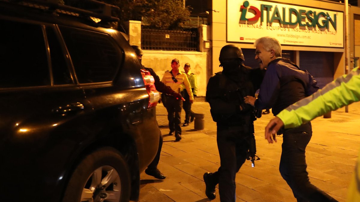 El jefe de Cancillería y Asuntos Políticos de la Embajada de México, Roberto Canseco, forcejea con policías para intentar evitar que trasladen al exvicepresidente Jorge Glas.