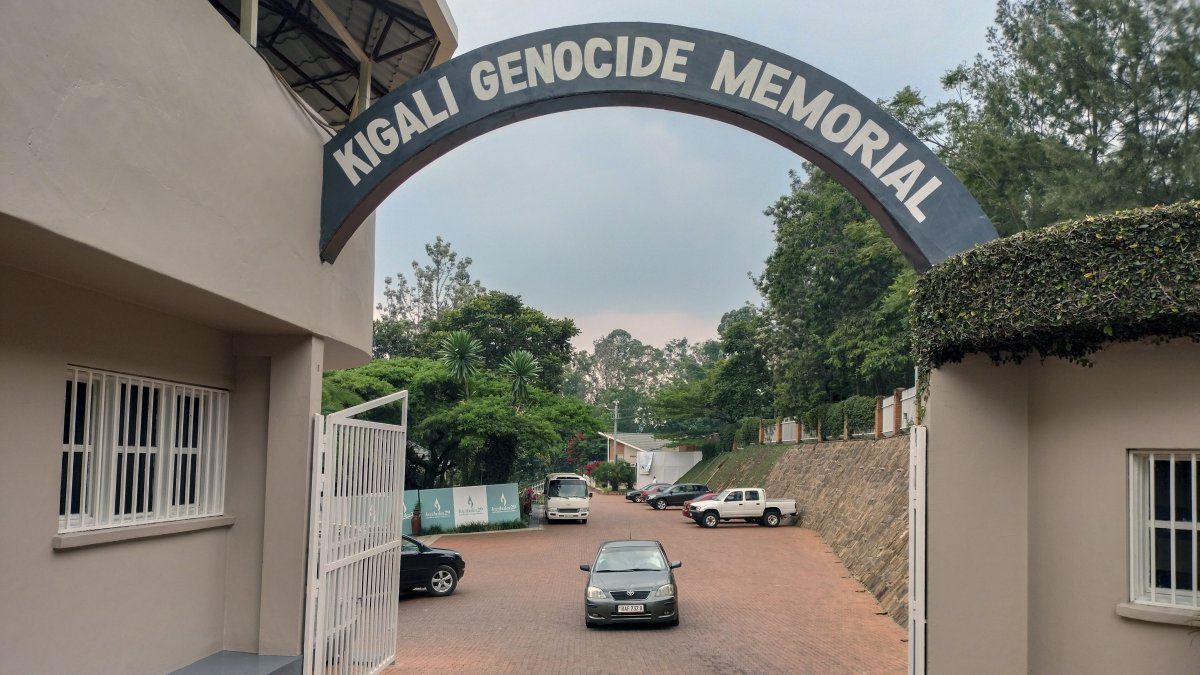 Entrada del Centro en Memoria del Genocidio en Kigali, donde más de 250.000 víctimas del genocidio de Ruanda de 1994 yacen en fosas comunes selladas con cemento.