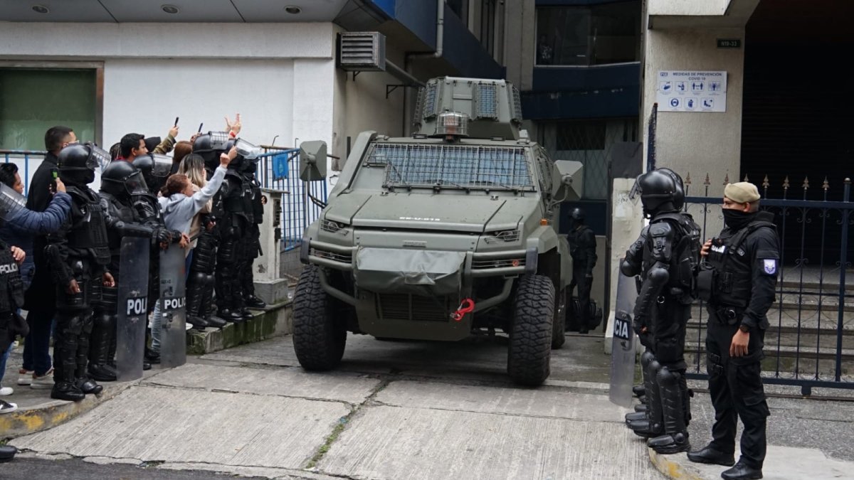 Jorge Glas sale en el interior de un vehículo militar  blindado custodiado por policias y militares.