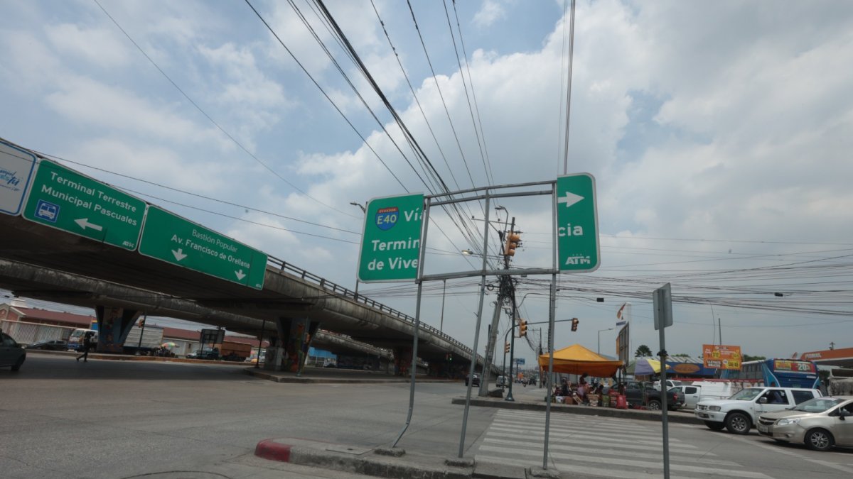 Este es el estado en el que se encuentra un rótulo en la vía Daule. La ciudadanía denuncia que lleva así ya 4 meses.